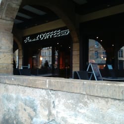 French Coffee Shop - Façade du café sous les arcades