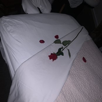 Spa Soleil Massage - Massage table with a beautiful rose. Nice touch! - Day Spas Near Me - Venice, California Spa Soleil Massage - Massage table with a beautiful rose. Nice touch! - Day Spas Near Me - Venice, California