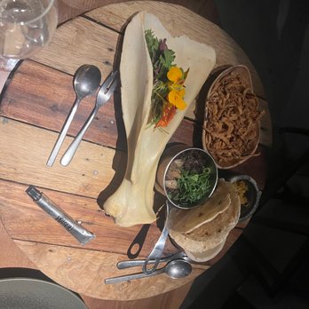 Bistro 100 Maneiras - Tacos as main course served on shoulder blade plate - Bistros Near Me - Lisbon, 11