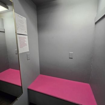 Upscale Resale - Fitting room - Used, Vintage & Consignment Near Me - Morton, Illinois