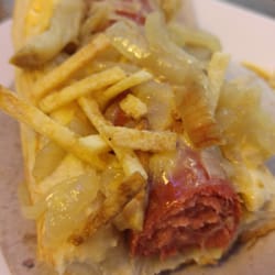 Chez Nini - Hot dog con cheddar y cebollas caramelizadas