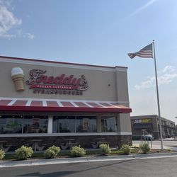 Freddy's Frozen Custard & Steakburgers - Parking lot