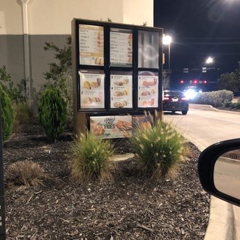 Taco Bell - No lights on, making it hard to read and it's missing a panel - Tacos Near Me - Arlington, Texas