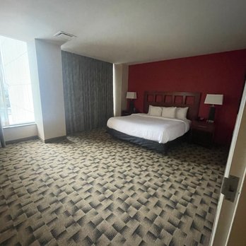 Embassy Suites by Hilton Buffalo - Bedroom - Hotels Near Me - Buffalo, New York