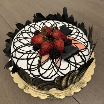 Cakery Bakery - Chocolate with fresh strawberries cake - Bakeries Near Me - La Cañada Flintridge, California Cakery Bakery - Chocolate with fresh strawberries cake - Bakeries Near Me - La Cañada Flintridge, California
