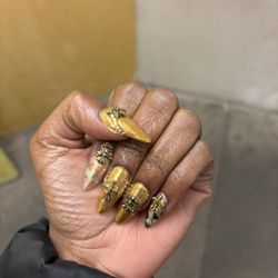 Bamboo Nails - Hana's Freestyle : Gold Nails with hand painted designs