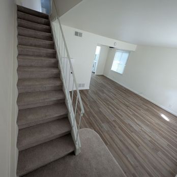 Super Handyman - Living room flooring and carpeted stairway - Handyman Near Me Super Handyman - Living room flooring and carpeted stairway - Handyman Near Me