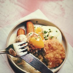 Hyggestund - Biscuits and grave is pretty good. It's a small plate with one biscuit, an egg and some sausages.