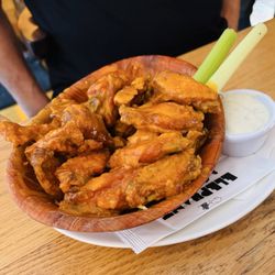 Elephant & Castle - Wings with elephant sauce