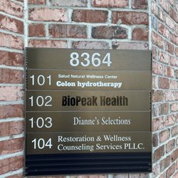Salud Natural Wellness Center - Outdoor sign
