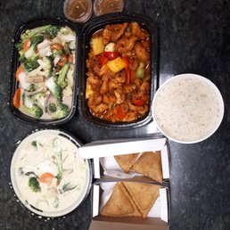 Green curry veg+tofu, coconut veggie, chicken with peanut sauce, 2 orders of samosas.