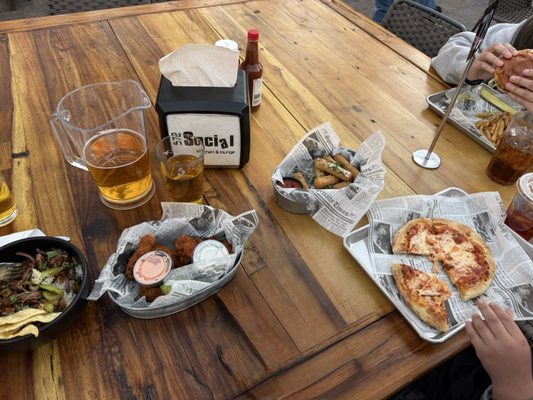 572 Social kitchen & lounge by null