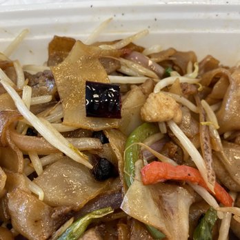 Happy Garden - Beef Chow Fun with hot peppers - Taiwanese Near Me - Flushing, New York