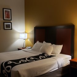 La Quinta by Wyndham Deming - King size bed... looking from inside out