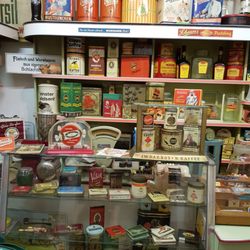 Museum für alte Läden und Reklame - Verkaufstheke und Dosen