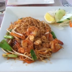 En Thai Sing - Pad Thai noodles with prawns.