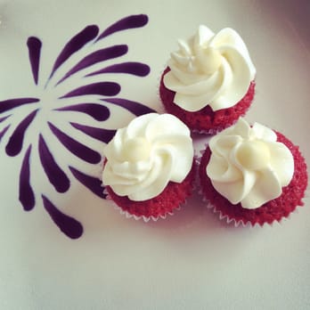 It's a CupCake! - three cupcakes on a plate - Cupcakes Near Me It's a CupCake! - three cupcakes on a plate - Cupcakes Near Me