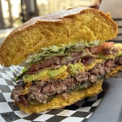 IB Forum Sports Bar & Grill - Bacon avocado burger