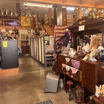 Faithful Peddler Antique Mall - Looking in from the front door - Antiques Near Me - Lamar, Missouri Faithful Peddler Antique Mall - Looking in from the front door - Antiques Near Me - Lamar, Missouri
