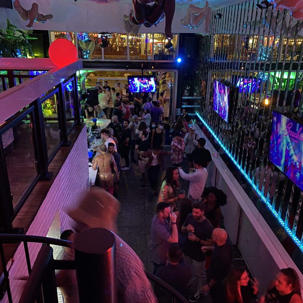 Beaches Weho - a crowded bar with a lot of people - Cuban Near Me - West Hollywood, California Beaches Weho - a crowded bar with a lot of people - Cuban Near Me - West Hollywood, California