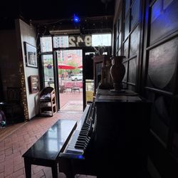 Espresso Art Cafe - The piano