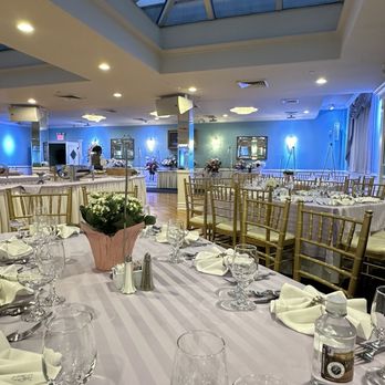 Antun's - Beautiful set up for a 70-100 people gathering. Randy and his team were amazing. He really went above and beyond with his attention. - Caterers Near Me - Queens Village, New York