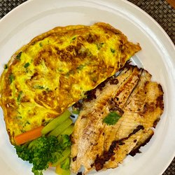 Light Life - Omelete de queijo e legumes com filé de tilãpia