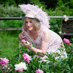 Makeovers With Elizabeth Taylor - Allison smells the peonies.
