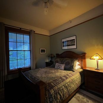 McCloud Hotel - Room 103 with garden views. - Hotels Near Me - McCloud, California