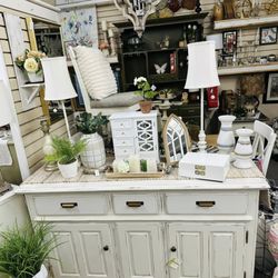 Salvage Sisters - A Repurposed Store