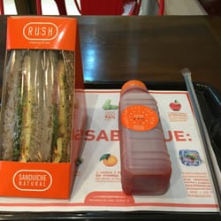 RUSH - Sanduíche de pesto e suco de melancia com canela.