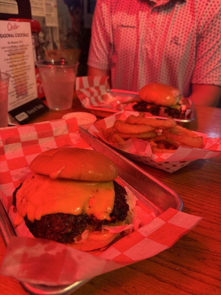 Cledis Burgers & Beer - Bellevue Logo
