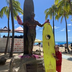 Blue Seas Surfing School - Blue Seas Surfing School Owner Pro surf Instructor
Charlie Smith at The Duke Statue Waikiki Hawaii we teach Surfing on Kauai in Poipu Beach