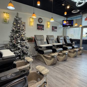 DaVi Nails - Luxury spa pedicure chairs at Da Vi Nails with a relaxing atmosphere. - Nail Salons Near Me - San Antonio, Texas