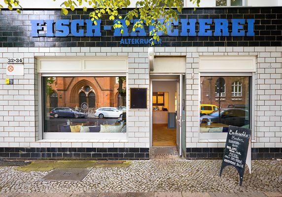 Babuschka in der alten Fischräucherei by null