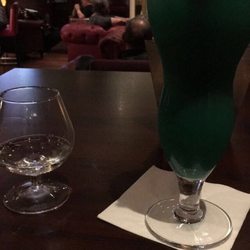Bar im Ramada Hotel - Cocktails sambucca und Erdnüsse schlemmen