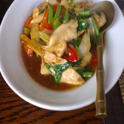 Chaing Mai Cottage - Stir fry chicken with basil and chilli