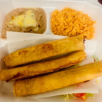 Taco Mex Restaurant - Tres Flautas de Pollo con Crema y Guacamole - Mexican Near Me - Joliet, Illinois
