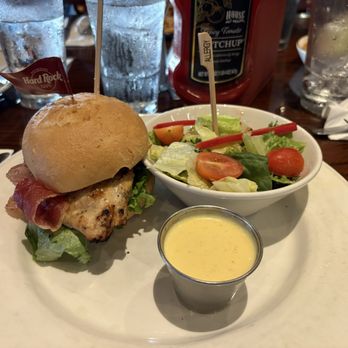 Hard Rock Cafe - Gluten free chicken sandwich.  Side salad.  Allergy markers on the food. - Burgers Near Me - Honolulu, Hawaii