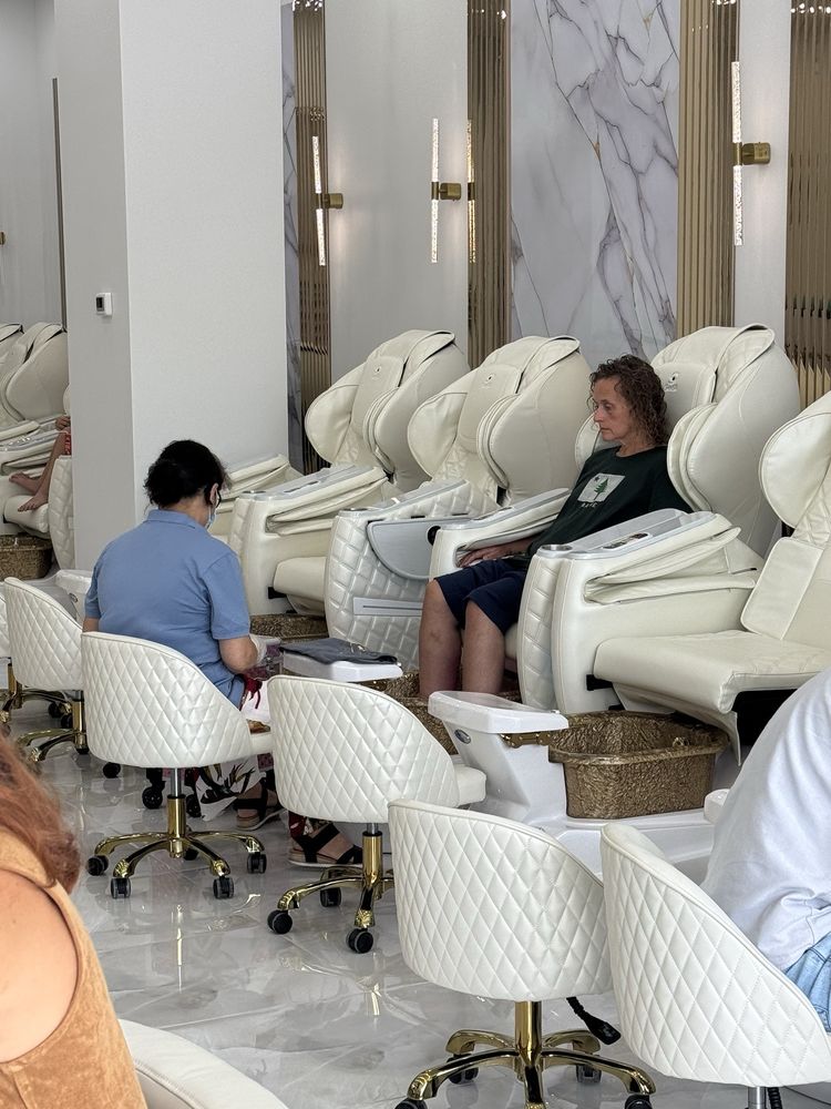 Alluxe Nails And Spa Logo