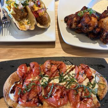 Sedona Taphouse - Margherita Flatbread, Thai Glazed Wings, Santa Fe Shrimp Tacos - New American Near Me - Virginia Beach, Virginia Sedona Taphouse - Margherita Flatbread, Thai Glazed Wings, Santa Fe Shrimp Tacos - New American Near Me - Virginia Beach, Virginia