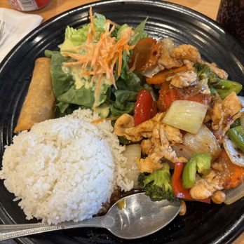Bangkok BBQ - Cashew Nut Chicken Lunch Special ($13.95) - Thai Near Me - Walnut, California