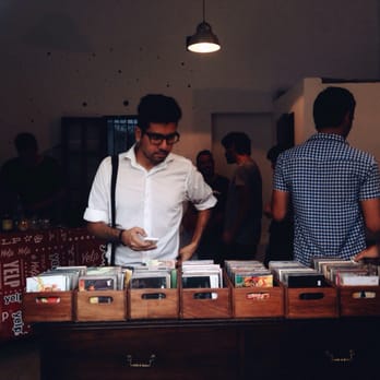 Cata de discos en Mercurio - Local Flavor Near Me - Córdoba, X