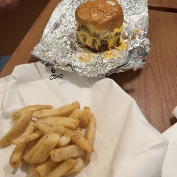 BETTYS BURGERS LUNCH WAGON - CLOSED - Updated September 2025