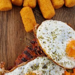 Bei Dimi - Hacksteak mit Spiegeleier und Kroketten