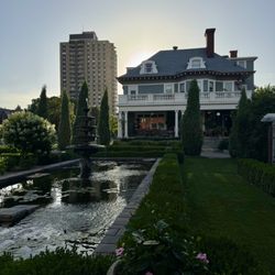 300 Clifton Bed and Breakfast - Beautiful pond and house!