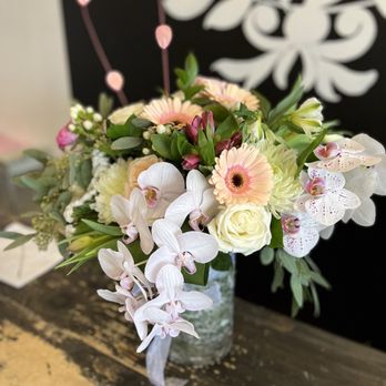 Bella's and Blooms - Florists Near Me - Port Colborne, Ontario