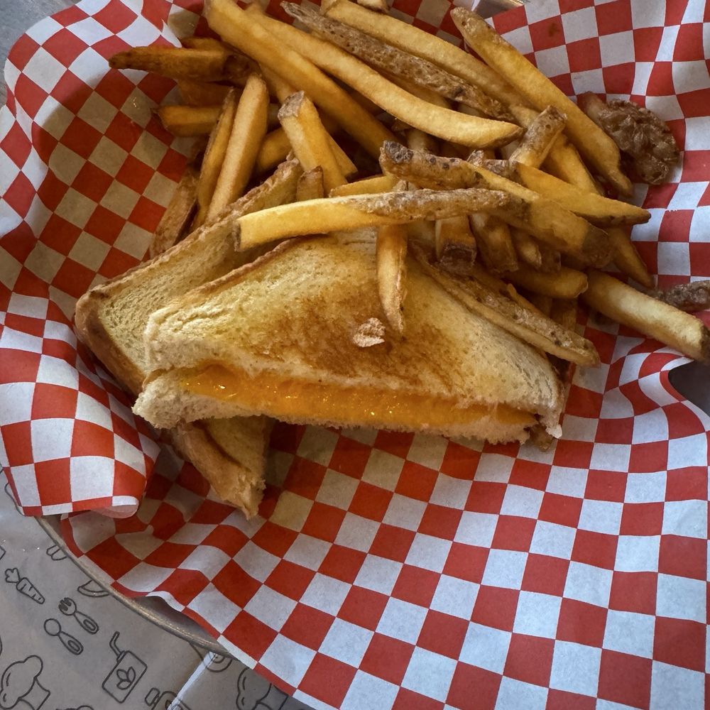 Chuck's Roadhouse - Kids grilled cheese - Barbeque Near Me - Guelph, Ontario