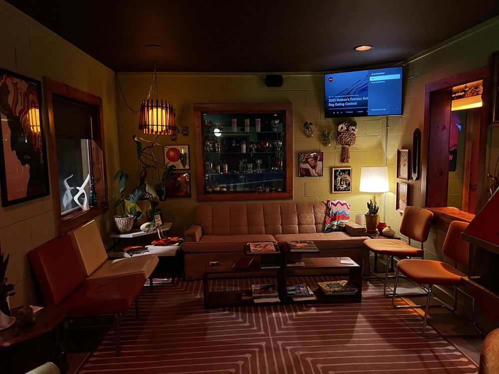 Sidetrack Bar & Lounge Logo