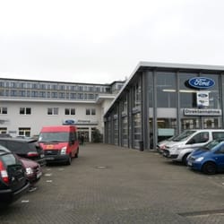 Autohaus Strunk - Mit grossem Kundenparkplatz.